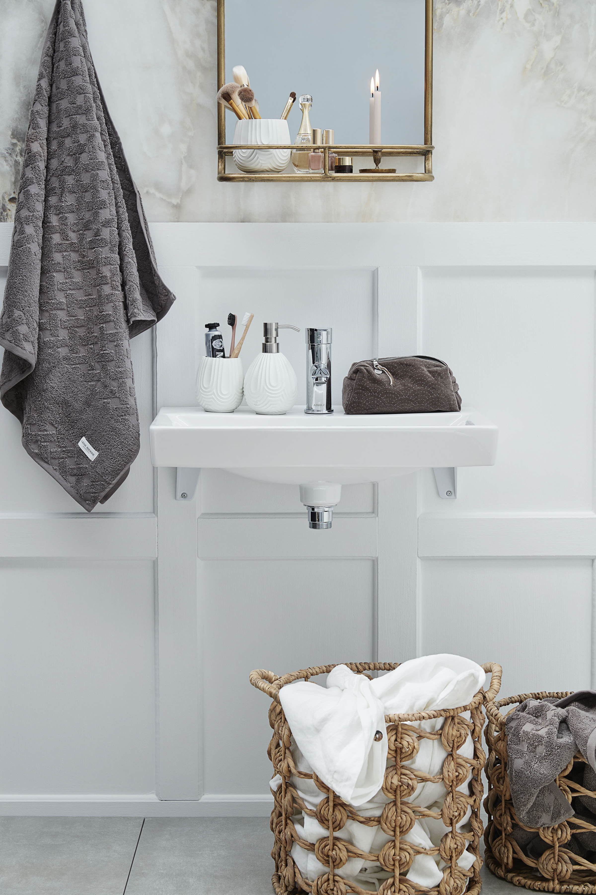 KOSZE_NA_PRANIE_ZLOTE_LUSTRO_BIALE_DODATKI_AKCESORIA_LAZIENKOWE_LENE_BJERRE_POLSKA_SKLEP_DESIGNBYWOMEN